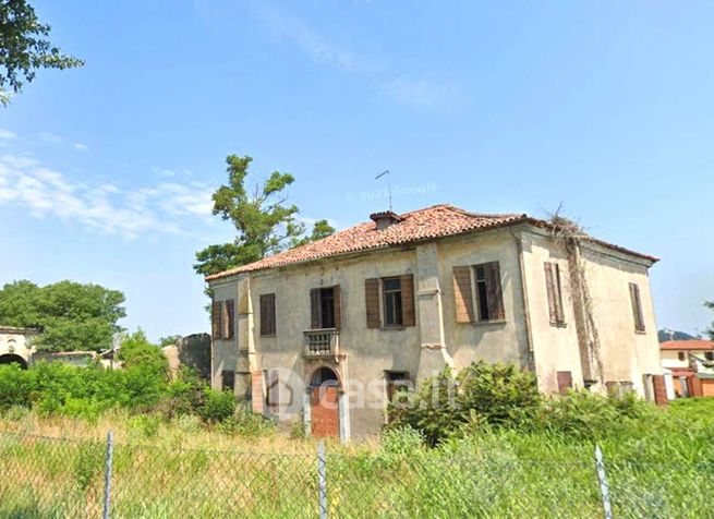 Villa in residenziale in Via Lombardia