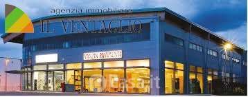 Capannone in commerciale in 