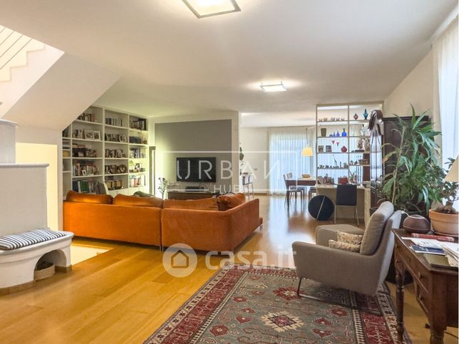 Casa bi/trifamiliare in residenziale in 