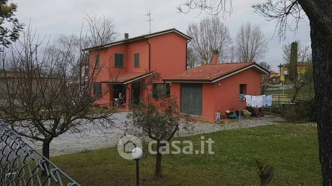 Casa indipendente in residenziale in 