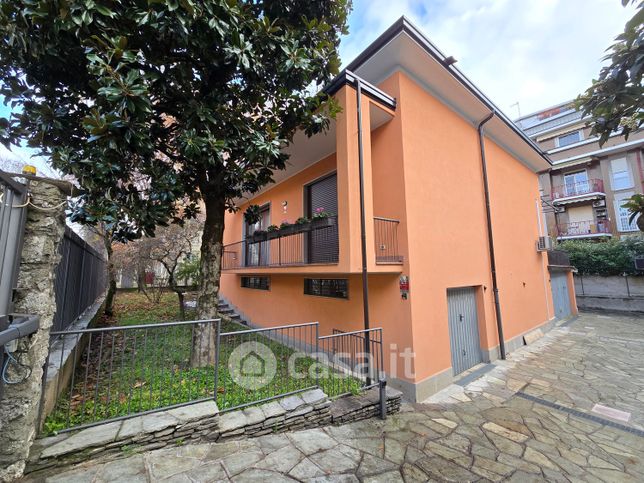 Villa in residenziale in Viale Ugo Foscolo 46