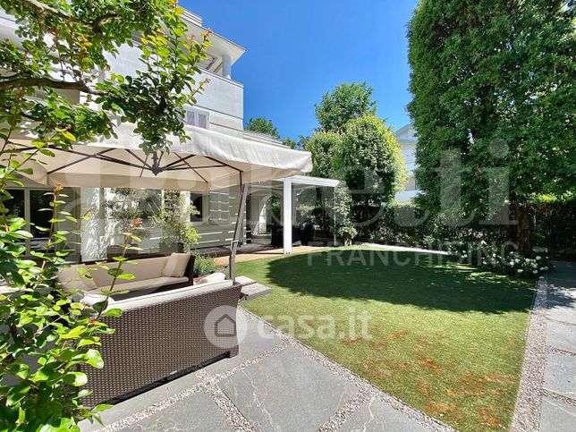 Appartamento in residenziale in Via Enrico Caruso 12