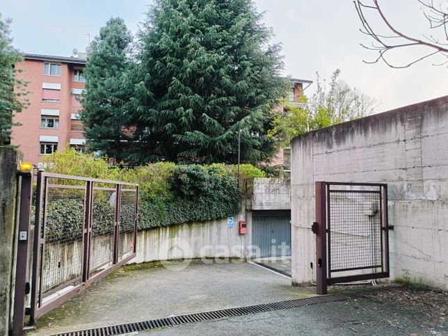 Box/posto auto in residenziale in Via Dott. L. Rossetti 19