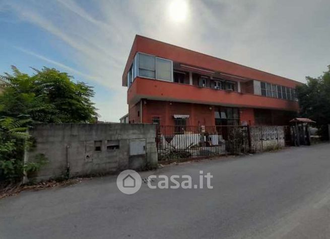 Capannone in commerciale in Via Brallo