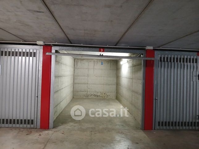 Garage/posto auto in residenziale in Viale Campania 7