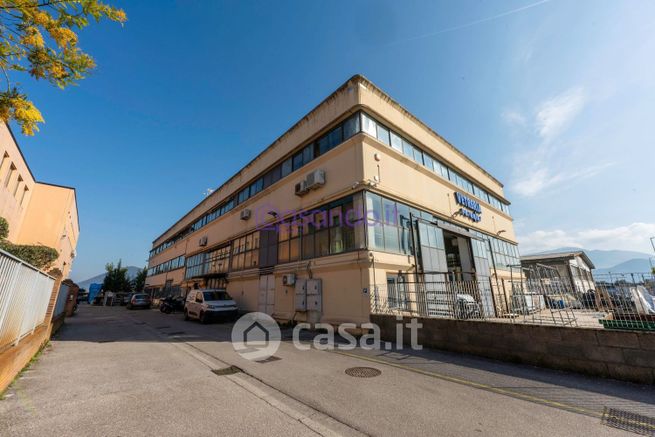 Capannone in commerciale in Via Lenin 132