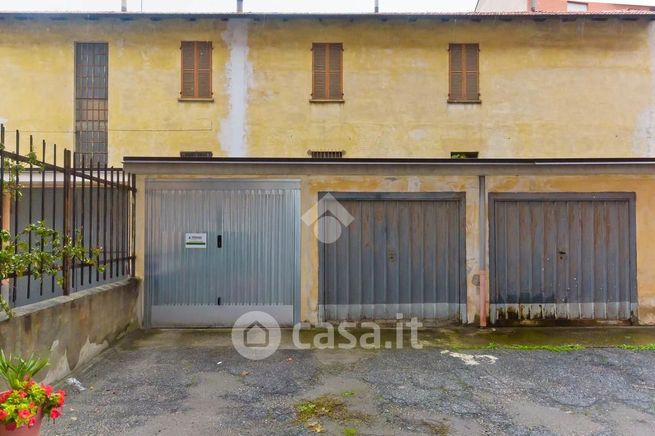 Garage/posto auto in residenziale in Via Adige 26