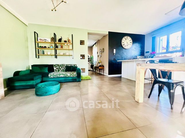 Villa in residenziale in Via Ugo Foscolo