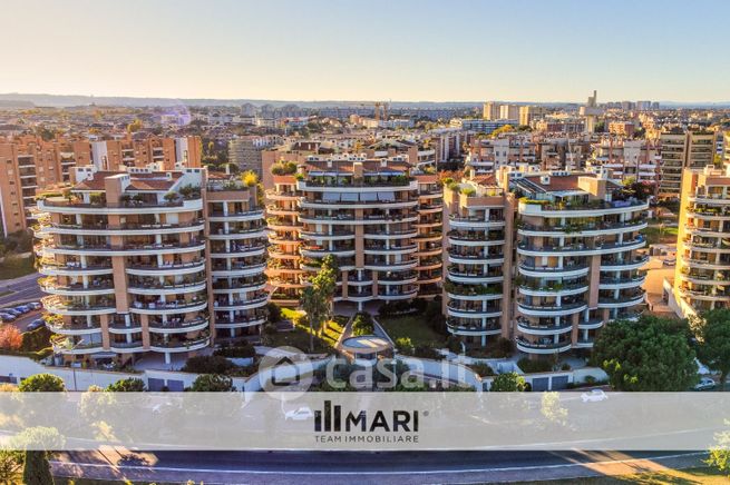 Box/posto auto in residenziale in Viale Ezra Pound 23