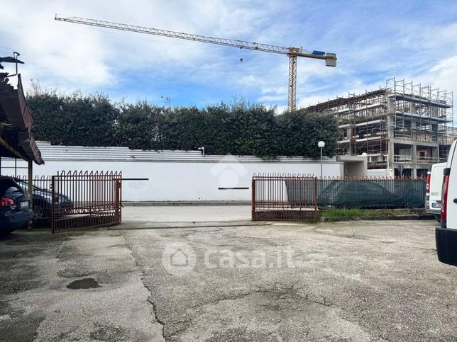 Box/posto auto in residenziale in Via Vittorini 1