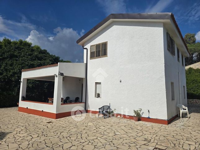 Villa in residenziale in Via degli Zaffiri 77