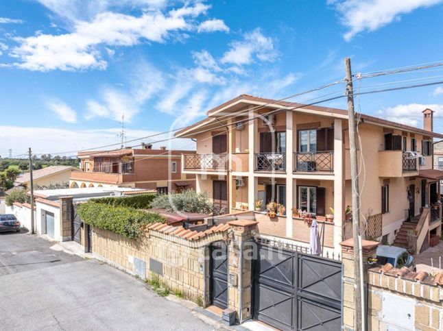 Casa bi/trifamiliare in residenziale in Via Fiordimonte