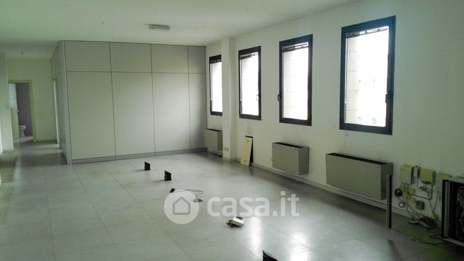 Ufficio in commerciale in 