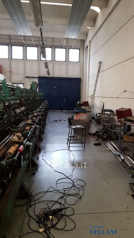 Capannone in commerciale in 
