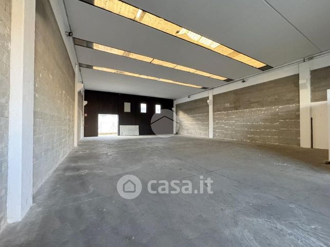 Capannone in commerciale in Via I Maggio 16