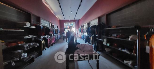 Capannone in commerciale in 