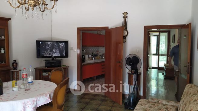 Casa bi/trifamiliare in residenziale in 