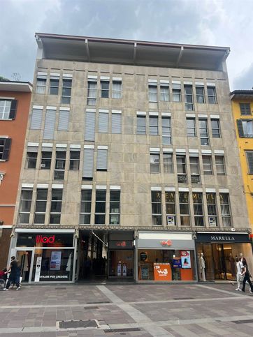 Ufficio in commerciale in 