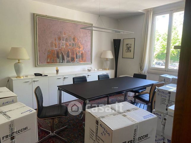 Capannone in commerciale in 