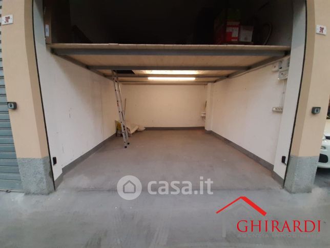 Box/posto auto in residenziale in Via Giovanni Arrivabene 21