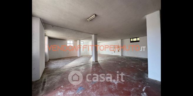 Capannone in commerciale in 