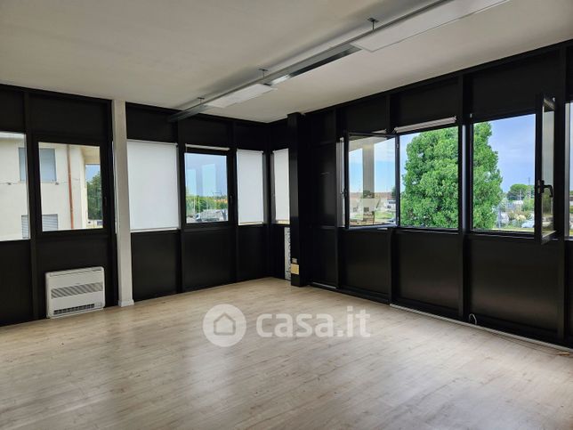 Ufficio in commerciale in Via Cristoforo Colombo 22
