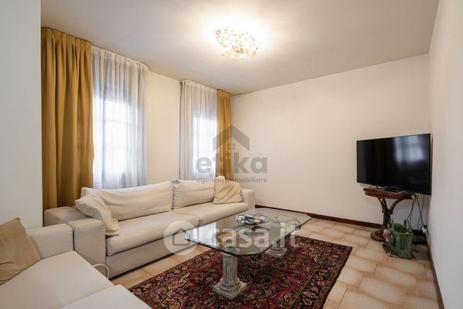 Casa bi/trifamiliare in residenziale in Via Trento