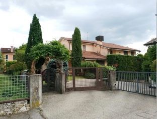 Villa in residenziale in Via dei Rododendri 28