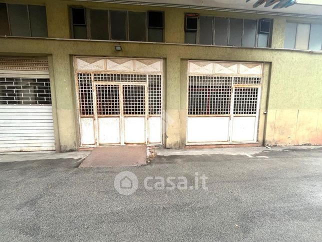 Garage/posto auto in residenziale in Via Giulio Tarra 6