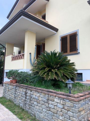 Casa bi/trifamiliare in residenziale in 