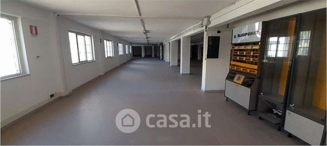 Capannone in commerciale in 