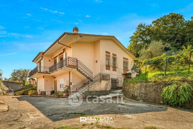 Casa bi/trifamiliare in residenziale in Via Sarzanello 91