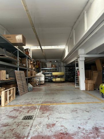 Capannone in commerciale in 
