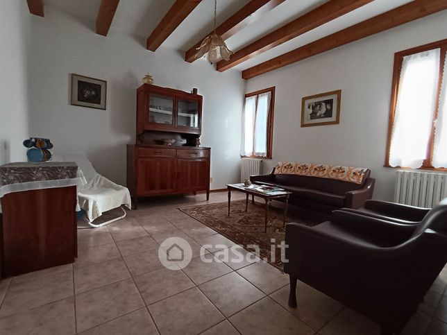 Casa indipendente in residenziale in 