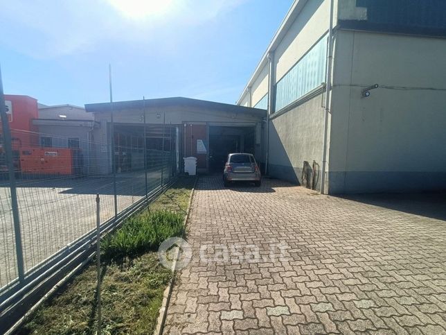 Capannone in commerciale in Via Carlo Leone