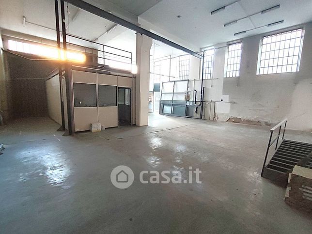 Negozio/locale commerciale in commerciale in Via Francesco Baracca