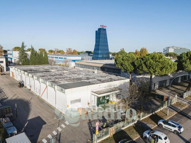 Capannone in commerciale in Via Campo dei Fiori 5