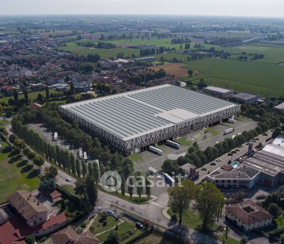 Capannone in commerciale in Via dell'Industria 143