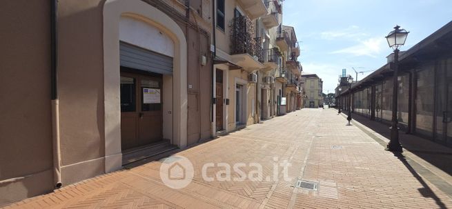 Negozio/locale commerciale in commerciale in Via Monte Maiella
