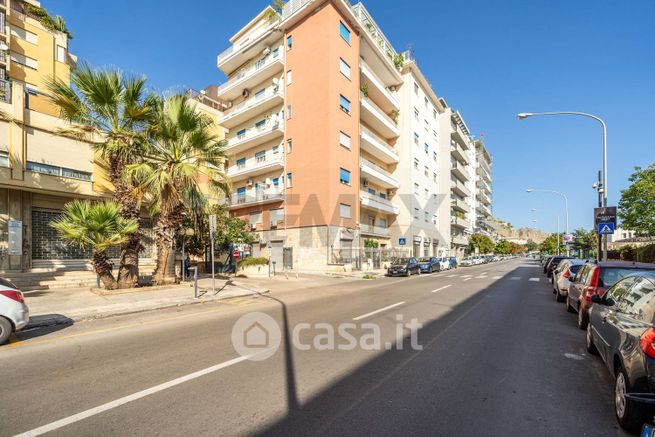 Ufficio in commerciale in Via Imperatore Federico 70