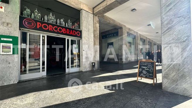 Attivitã /licenza (con o senza mura) in commerciale in Piazza Pietro Perretta 4
