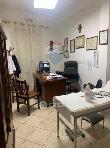 Ufficio in commerciale in Via Ospizio 10