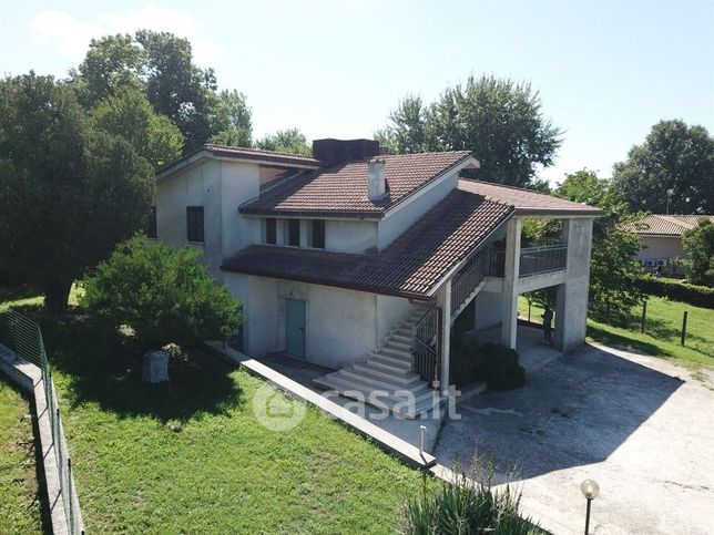 Villa in residenziale in Via della Carrara