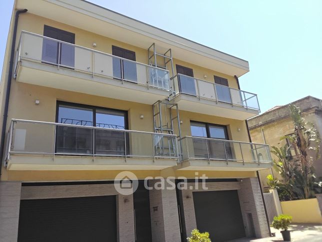Casa bi/trifamiliare in residenziale in 