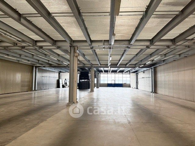 Capannone in commerciale in Viale della Mercanzia