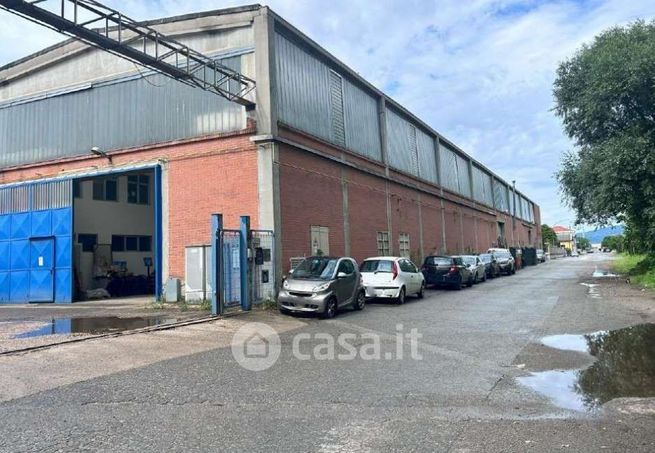Capannone in commerciale in Via Alba