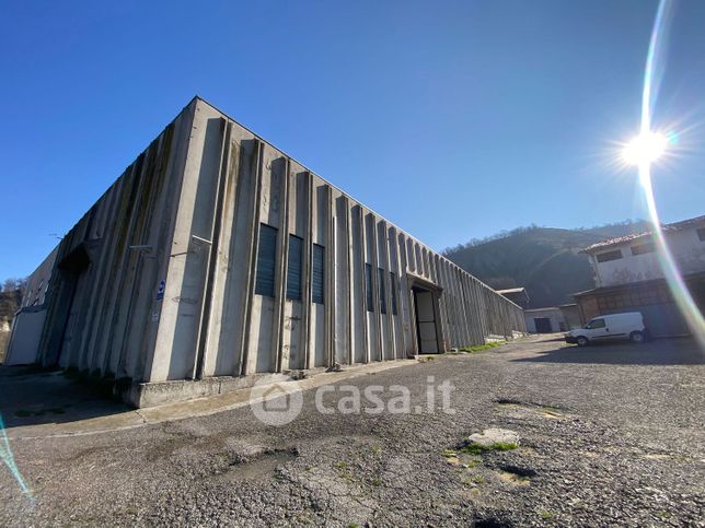 Capannone in commerciale in Via Estense 11600