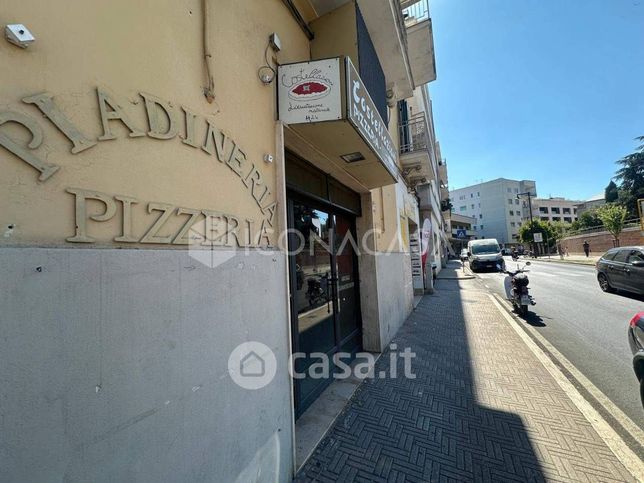 Negozio/locale commerciale in commerciale in Via Lucana
