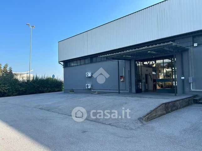 Capannone in commerciale in Via Enrico Fermi 14