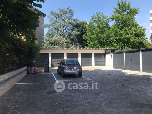 Box/posto auto in residenziale in Viale Vittorio Veneto 20